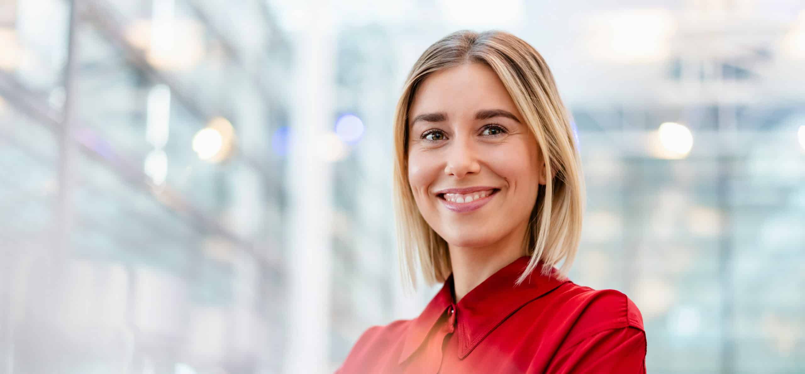 Frau in roter Bluse